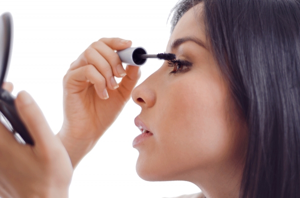 Fact or Fiction: Eyelashes fall out if mascara is not removed.