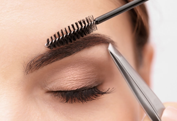 Achieving Fuller Brows Through Grooming, Diet, and Topical Care