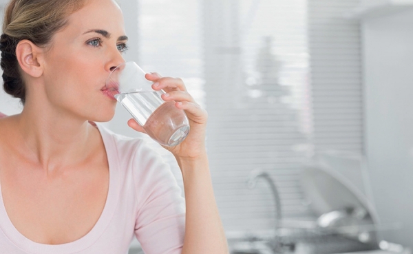 Will drinking water flush toxins from the body and improve oily and acne prone skin?