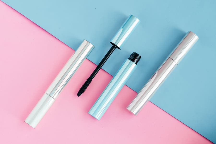 Does waterproof mascara damage eyelashes?